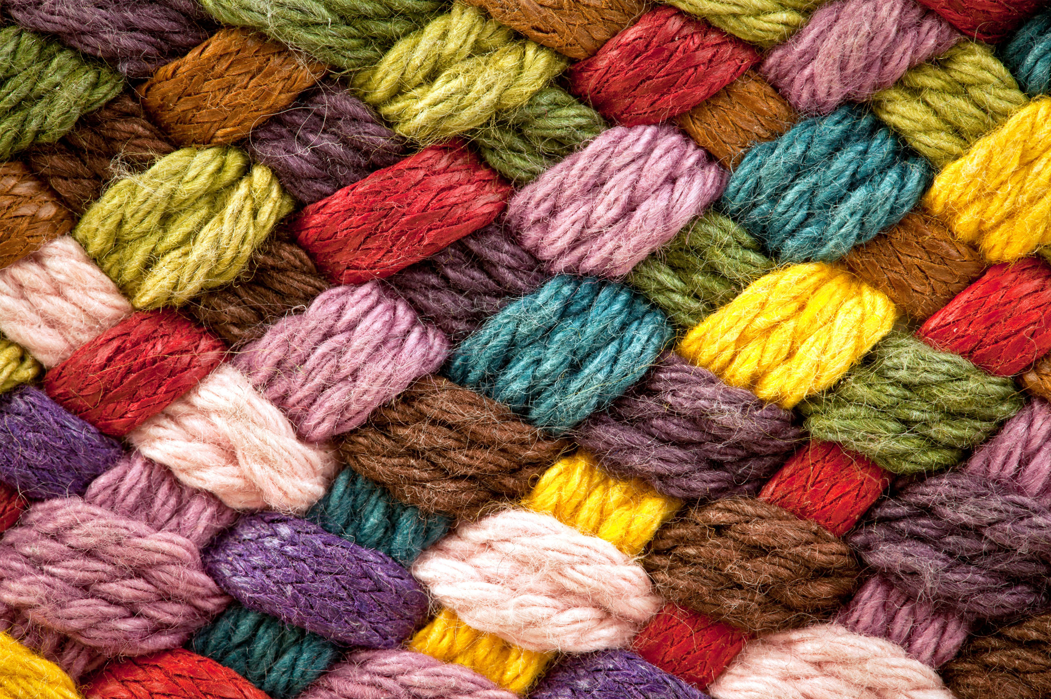 Вязание разными пряжами. Вязаное полотно. Разноцветная пряжа для вязания. Фон вязание. Фактура пряжи.